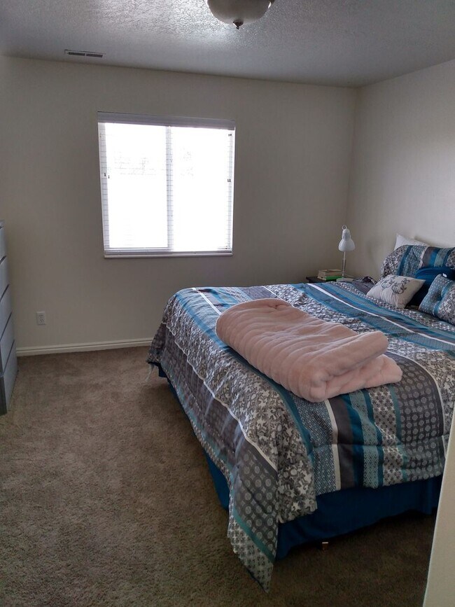 Building Photo - 4 Bed/3 Bath by Geneva Rd in Provo