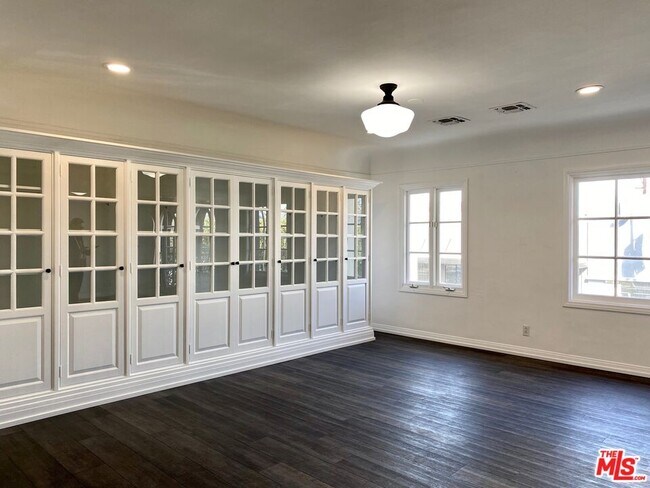 Building Photo - 619 S La Brea Ave