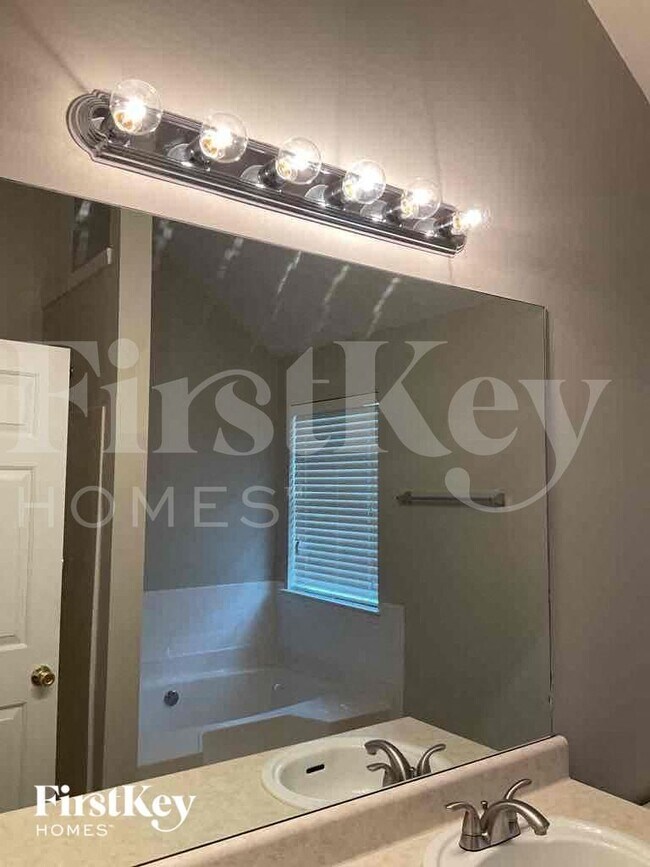 Building Photo - 2631 S Hills