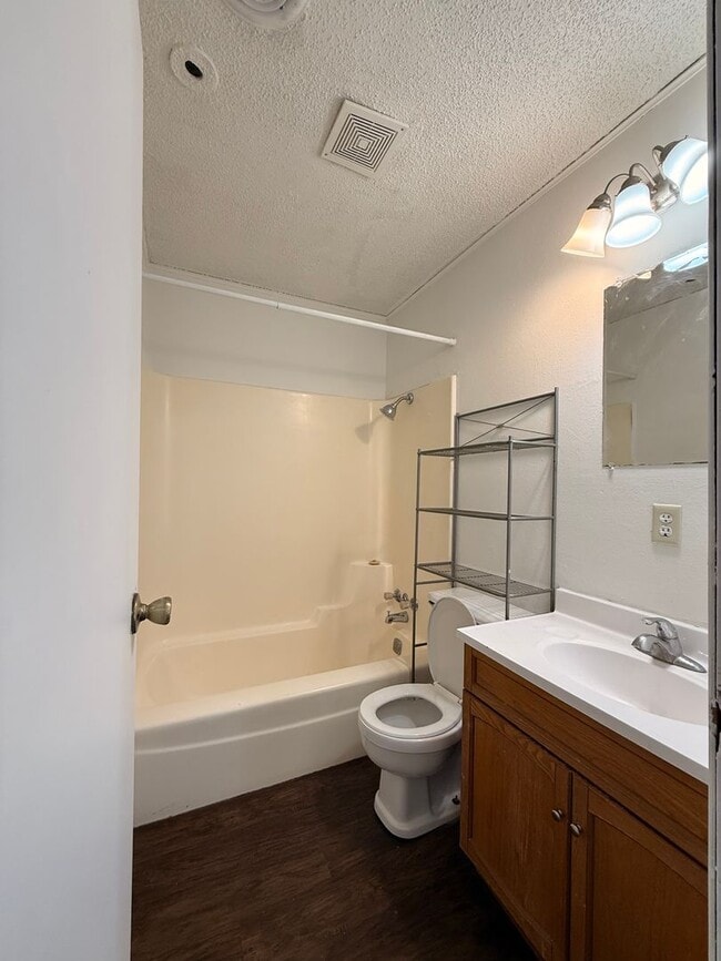 Building Photo - 1287-MF4-E