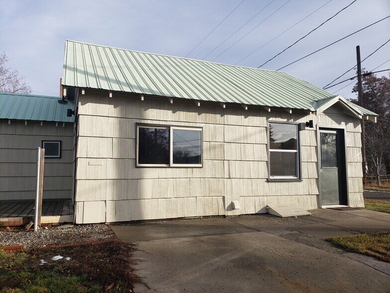Building Photo - 102 S Chestnut St