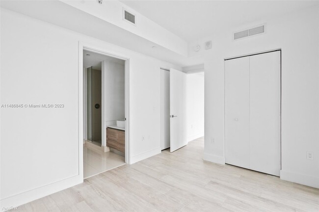 Building Photo - 1 br, 1.5 bath Condo - 121 NE 34th St Unit...