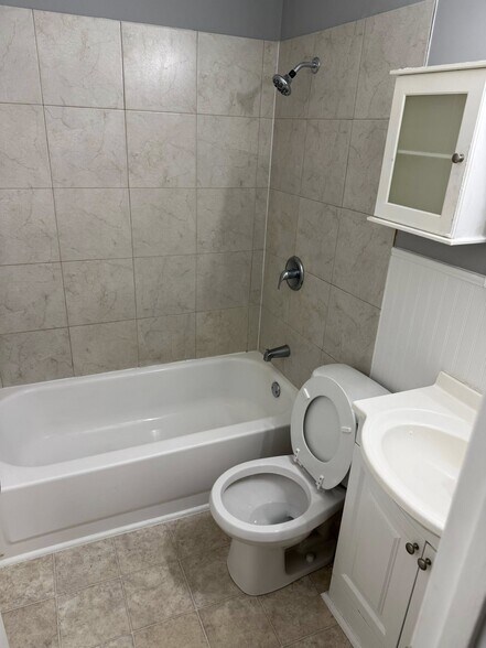Full bath - 132 Circle Dr
