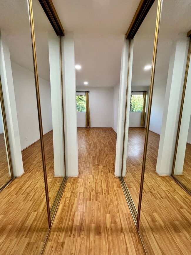 Building Photo - Spacious and bright Lawndale 2-Bed, 2-Bath...