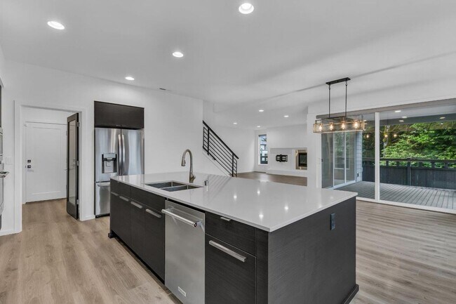 Building Photo - Large luxurious 5 bedroom Home in Renton