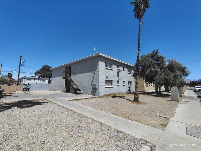 Primary Photo - 2929 E Elm Ave