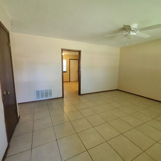 Building Photo - 2429 N Market Ave