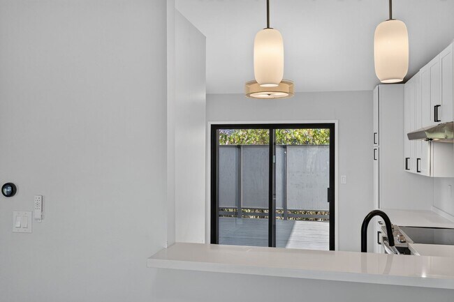 Building Photo - Beautiful 2BR/2BA Townhome with Valley Views, Covered Parking & In-Unit Laundry