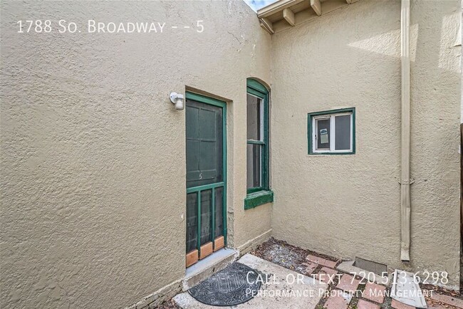 Building Photo - Perfect, Cozy on S Broadway Available for ...