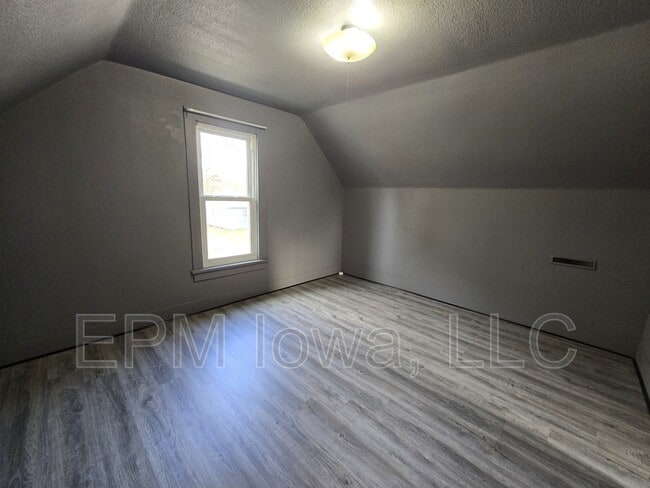 Building Photo - 709 Kern St