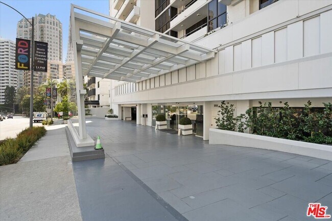 Building Photo - 10660 Wilshire Blvd