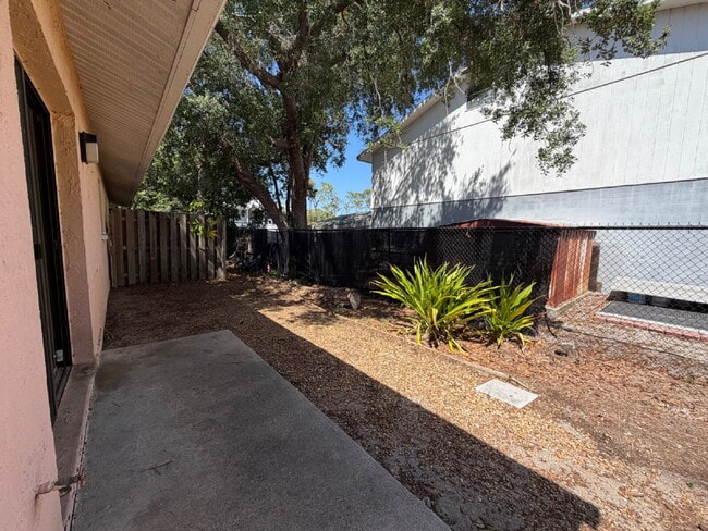 Building Photo - "Charming 2-Bed Retreat with Granite Finishes”