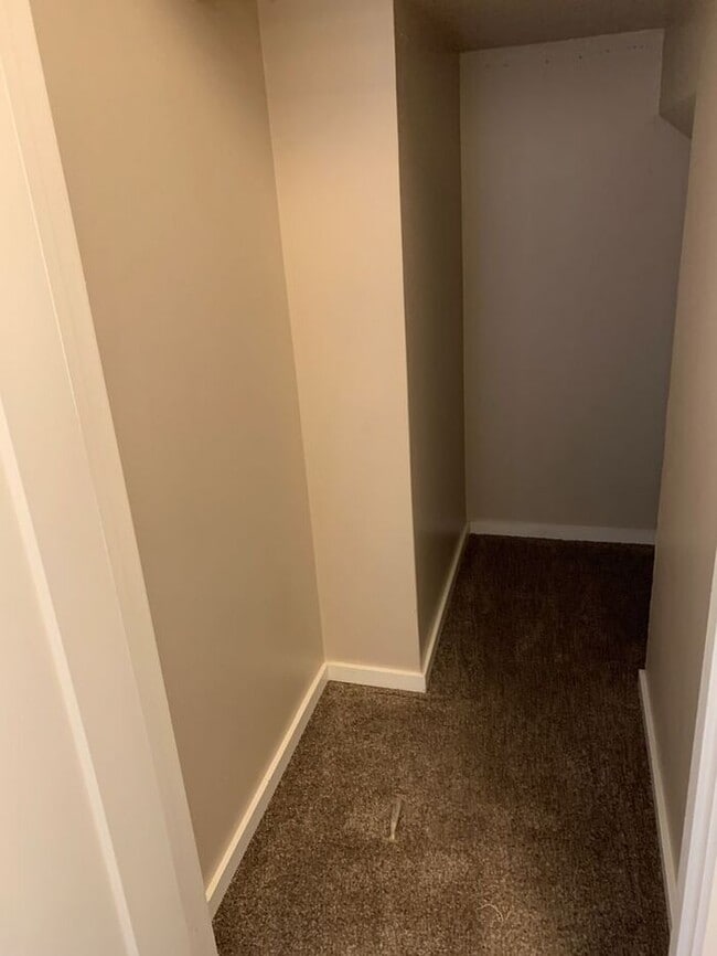 Building Photo - 2 Bed 1.5 Bath End Unit Townhome!