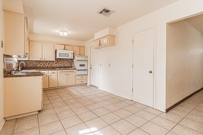 Building Photo - 3 Bed 1.5 Bath in Del City!