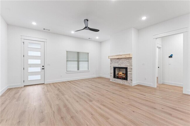 Building Photo - 16 Celtic Dr