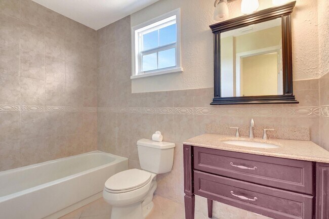 Building Photo - 4610 Pine Tree Dr