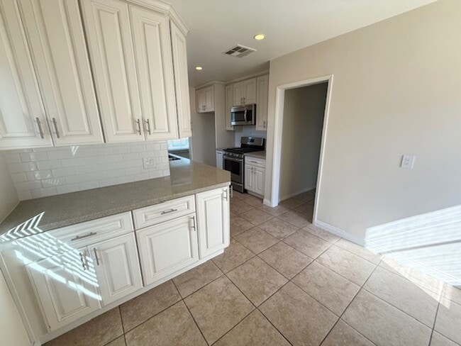 Building Photo - WONDERFUL LAKEWOOD HOME-NEW ON MARKET!!