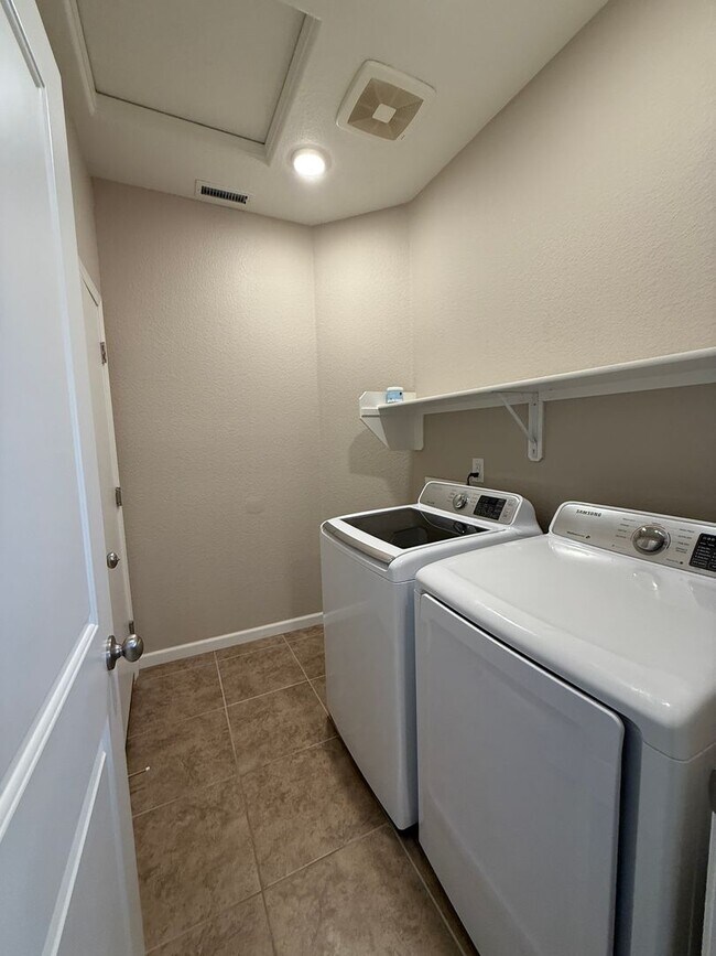 Building Photo - Beautiful Home in Sparks, NV- Single story