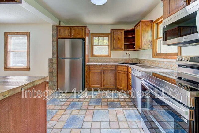 Building Photo - 4226 NE Antioch Rd