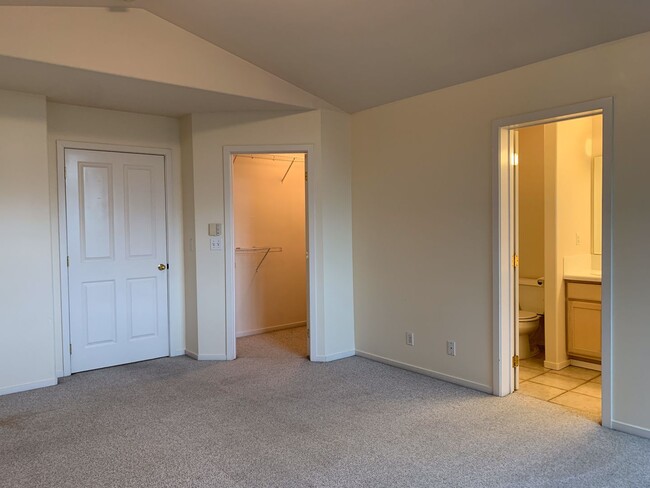 Building Photo - Beautiful 4BR Home | Cul-de-Sac Setting | Prime Bellevue Location