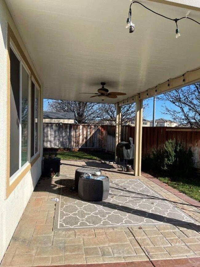 Building Photo - NEWER MODERN HOME BEHIND KAISER VACAVILLE *STAR RENTALS