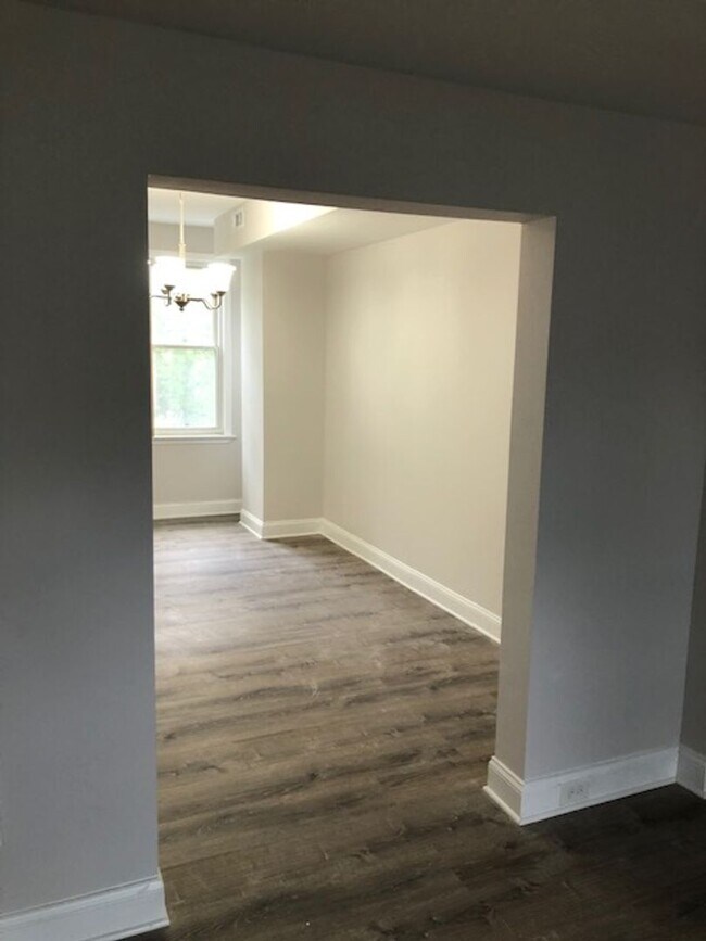 Building Photo - Beautiful and ready to move in 3 Bedroom, 1 Full Bath home just minutes from downtown!