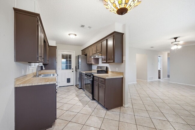 Building Photo - Charming 3 Bedroom Home near Schools and Rec Center
