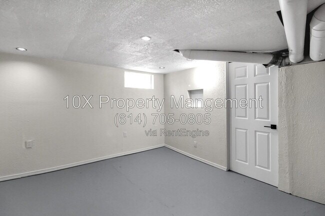 Building Photo - 1047 S James Rd