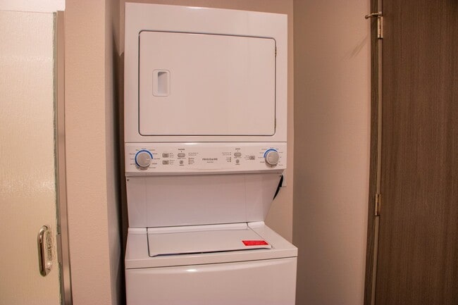 Building Photo - Studio Apartment! South Side Eau Claire