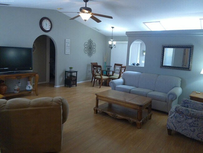 Building Photo - Fully furnished short term rental less then 6 months great for winter rental