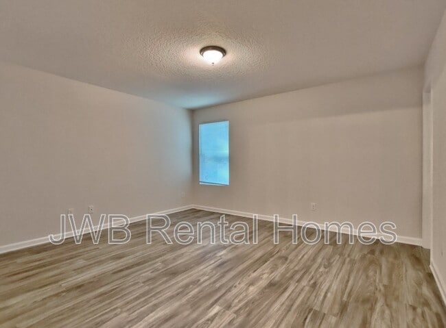 Building Photo - 704 E 56th St