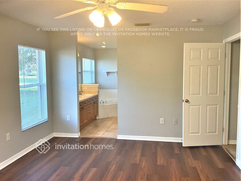 Building Photo - 13518 Biscayne Dr
