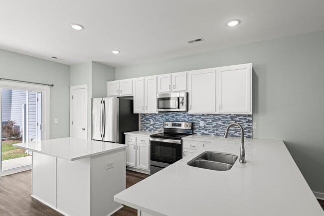 Building Photo - 3 Bedroom Townhome each with en-suite bath...