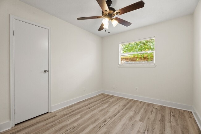 Building Photo - 2116 N Austin Ave