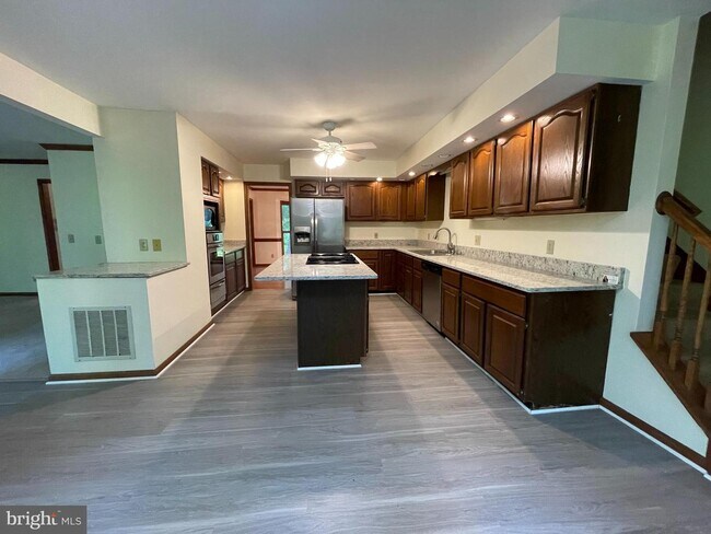Primary Photo - 4014 Longwood Dr
