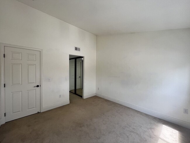 Building Photo - 3975 Nobel Dr