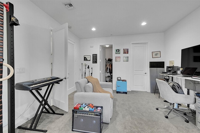 Building Photo - 1614 NE 9th St