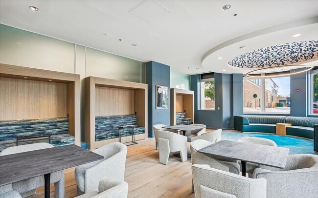 Building Photo - Luxury 1 bedroom 1 bath condo with great amenities