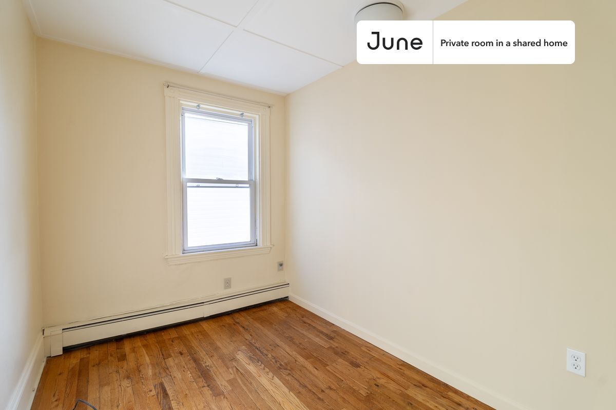 Building Photo - Room in Shared 4 bed/1 bath home