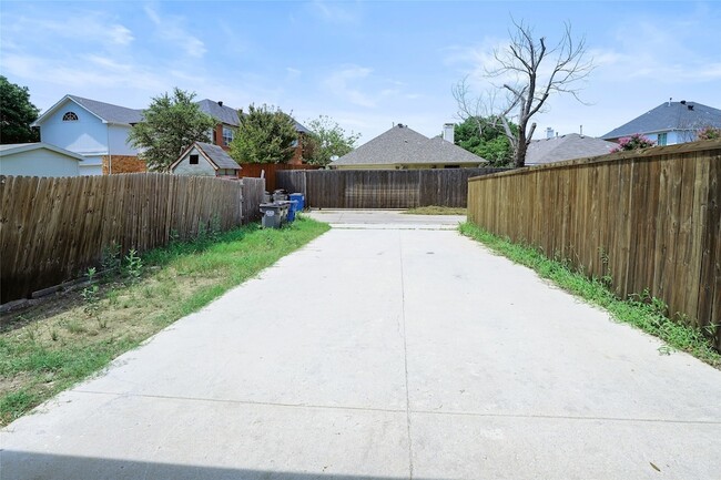 Building Photo - 1531 Home Park Dr