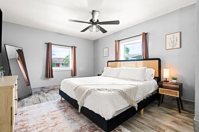 Building Photo - 19165 SE Homewood Ave