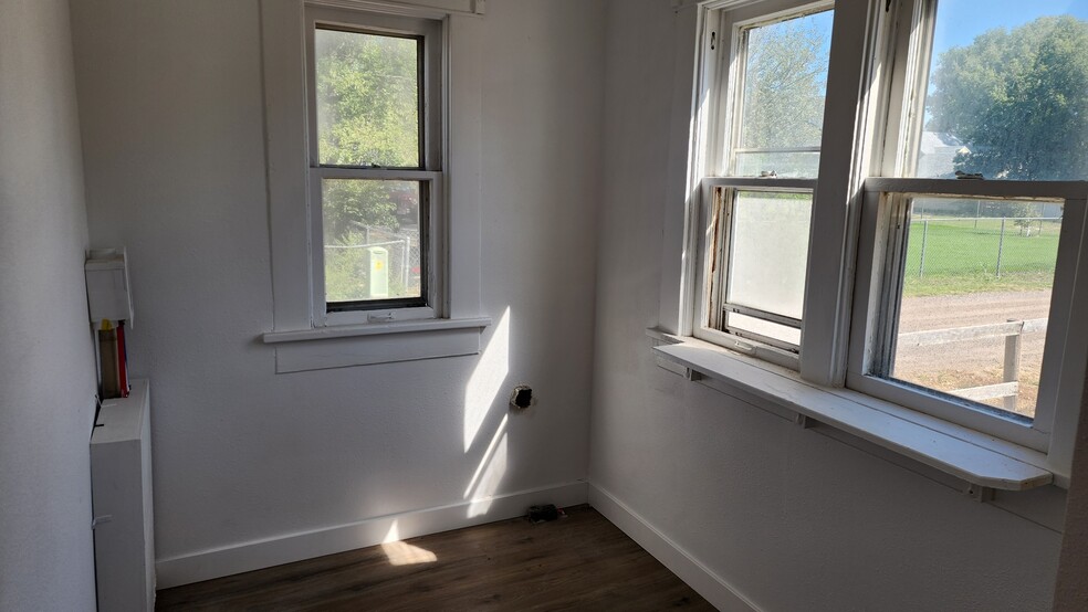 Building Photo - 917 7th Ave