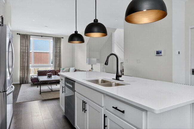 Building Photo - 2213 Venture Dr