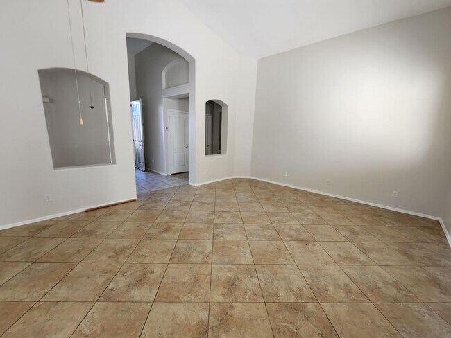 Building Photo - 12547 W Glenrosa Dr