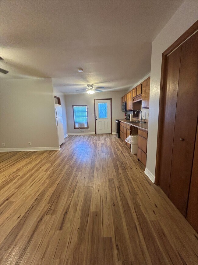 Building Photo - 1312 N Avenue R