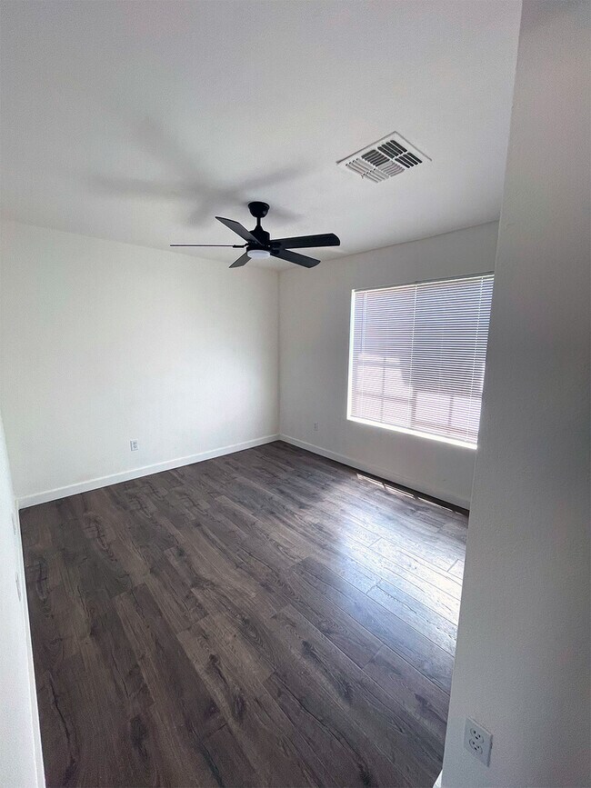 Building Photo - 4508 E Douglas Ave