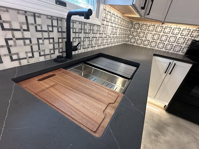 Building Photo - 5 Bed 4 Bath Home fenced yard