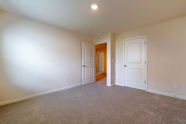 Building Photo - Spacious Family Home for Rent in Fairburn,...
