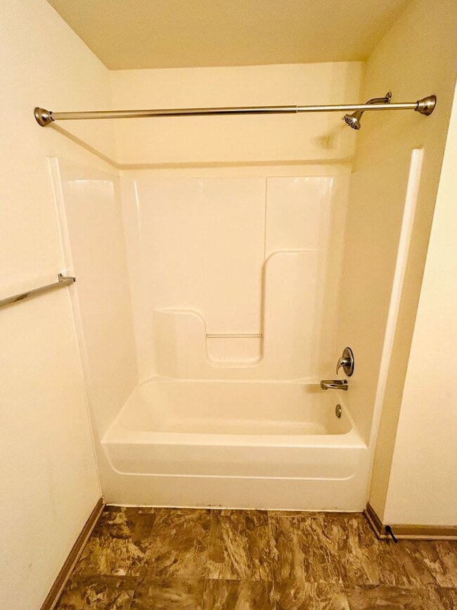 Building Photo - 2 Bedroom Apartment, Great Location!