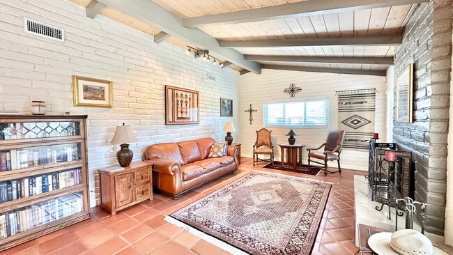 Building Photo - Beautifully Appointed & Fully Furnished, S...